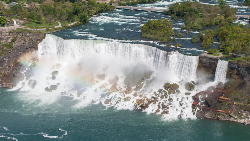 Illustration for article titled El día que las cataratas del Niágara se quedaron sin agua y las espectaculares imágenes revelaron dos cadáveres